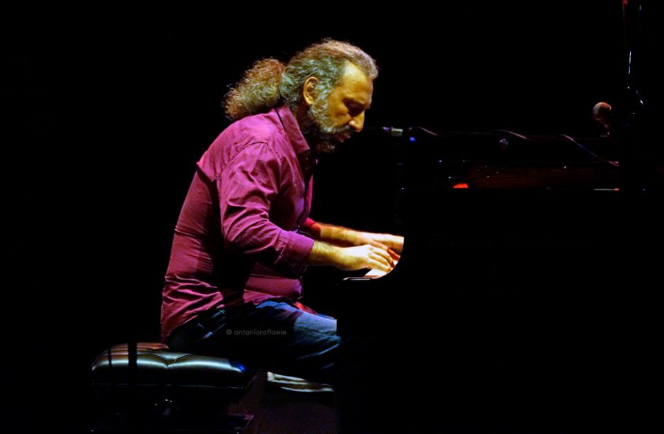 Volare alto, ma con un piano: il viaggio musicale di Stefano Bollani. Teatro Politeama di Catanzaro – 9 novembre 2018.