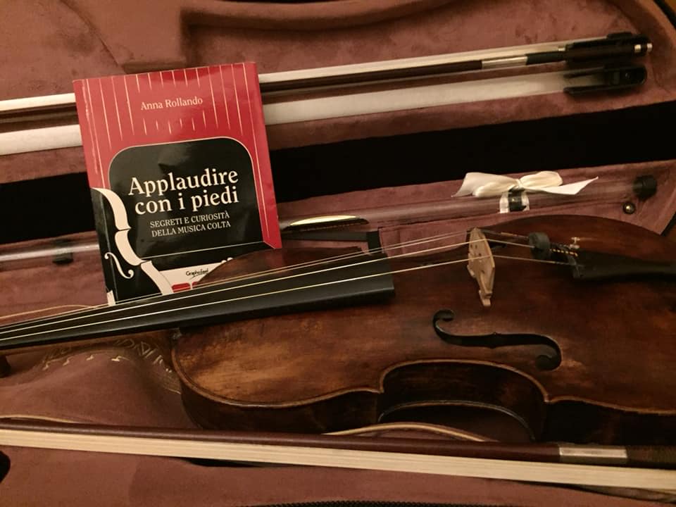 Anna Rollando – Applaudire con i piedi. Segreti e curiosità della musica colta (Graphofeel Edizioni, 2018)