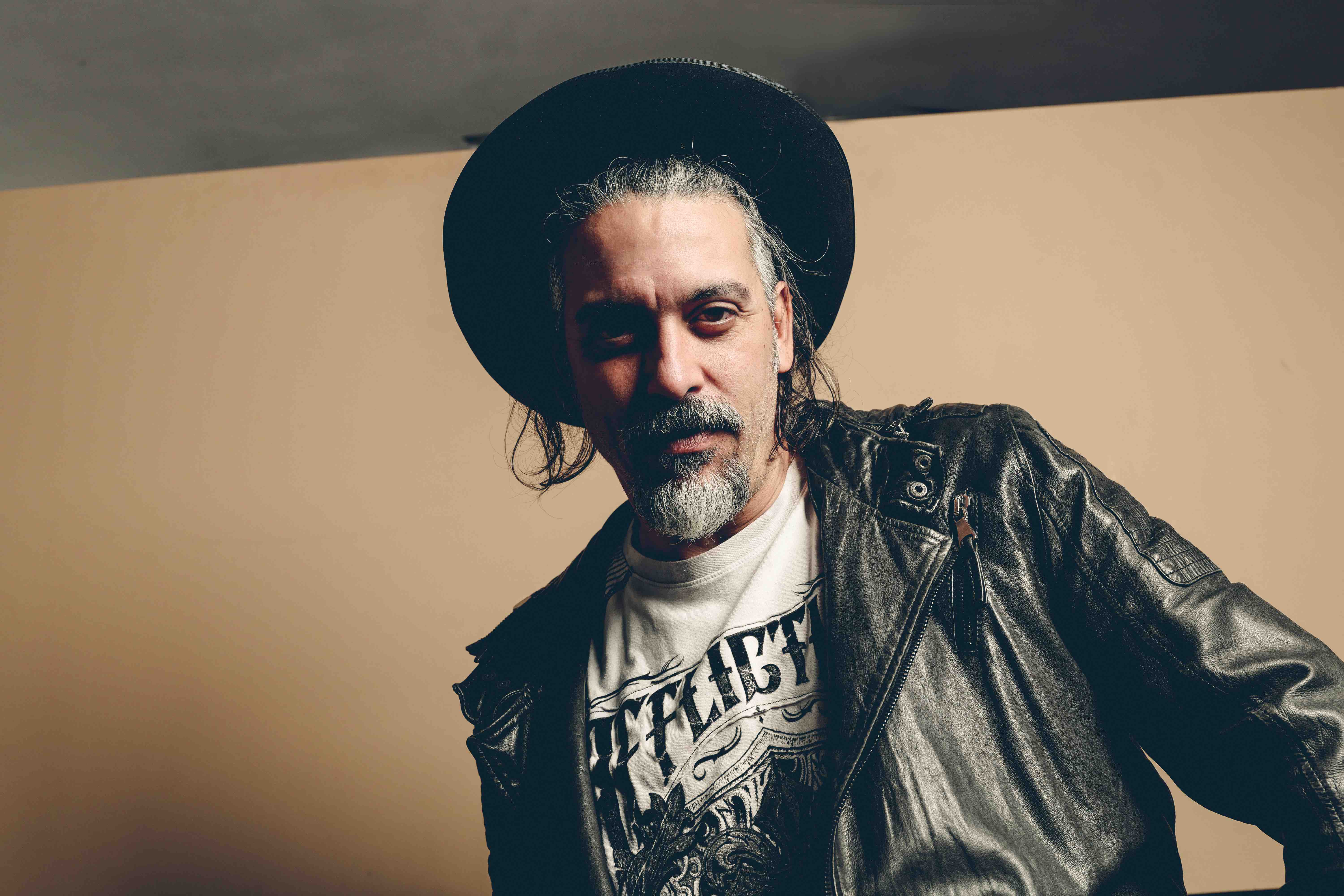 Lo scambio e la collaborazione, la vita intensa e l’improvvisazione: Roberto Angelini, un sopravvissuto tra incognite, preghiere laiche e spontaneità