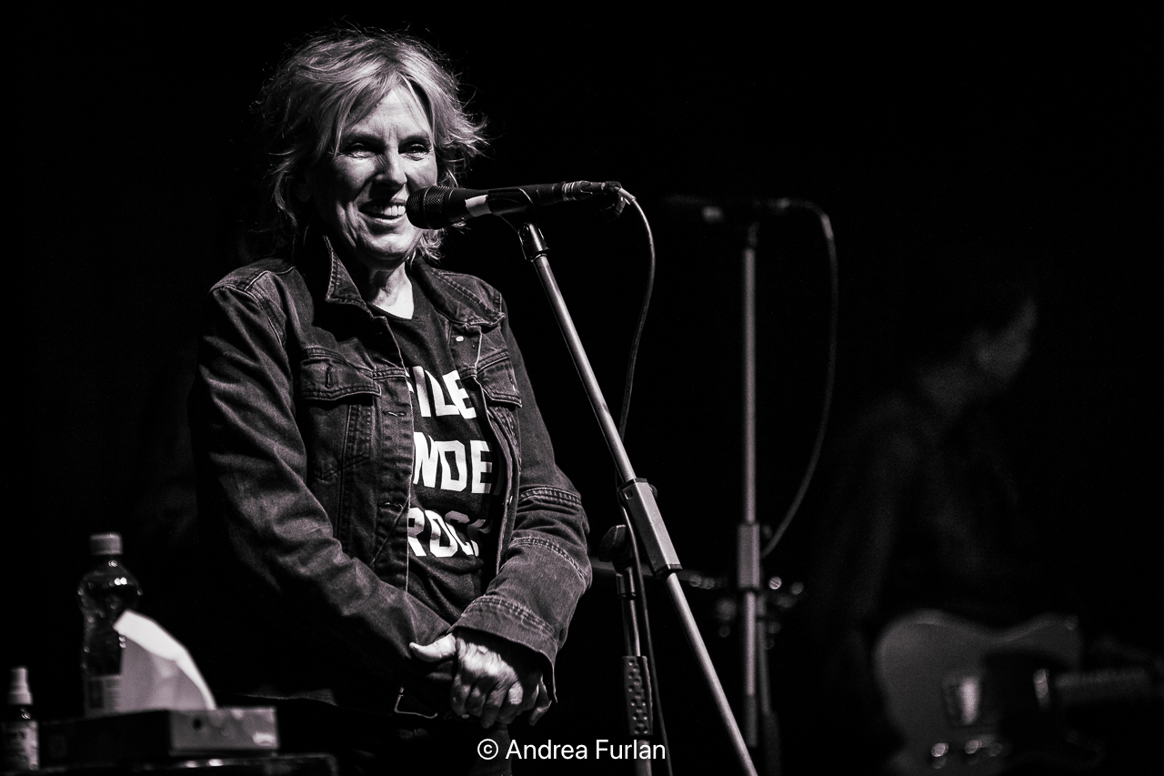 Lucinda Williams @ Palazzetto San Bernardino, Chiari (Bs) – 15 marzo 2024 – A Great Rock’n’Roll Heart