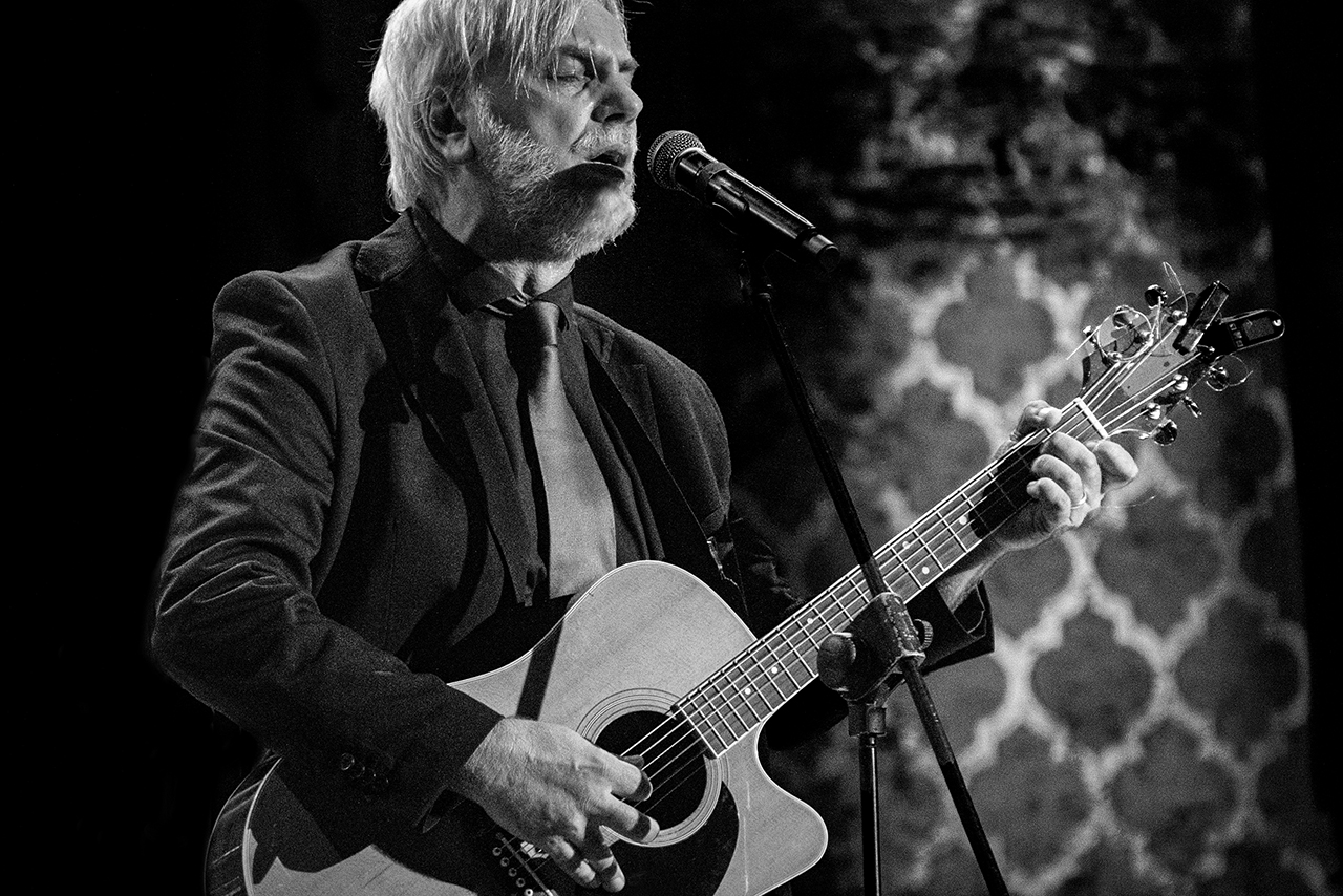 Paolo Benvegnù: «Molto lontano da qui passeggio sulle nuvole e poi vengo in volo a prenderti»