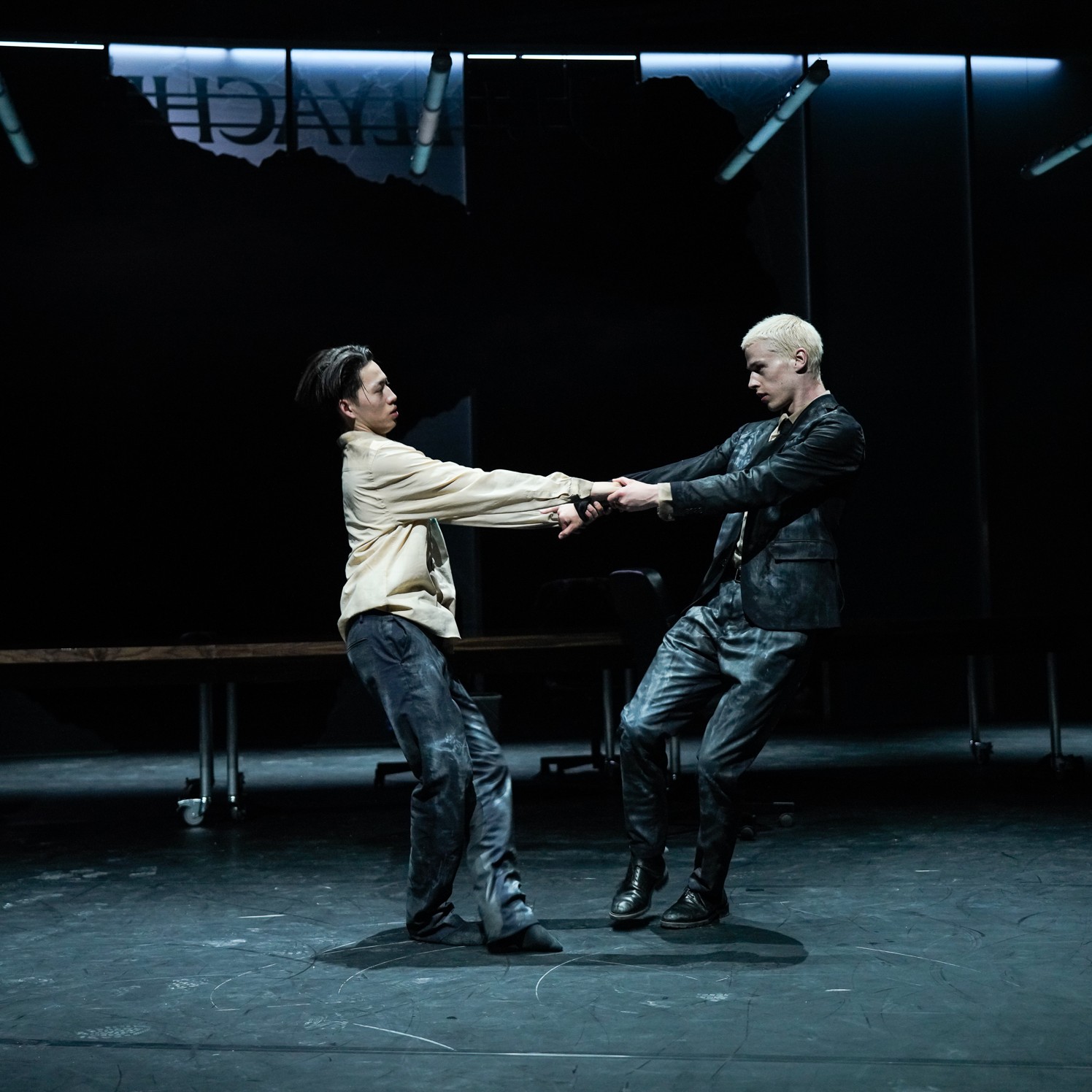 Tra visioni che scuotono e sguardi che incantano, la Biennale Danza di Venezia ha portato in scena il presente