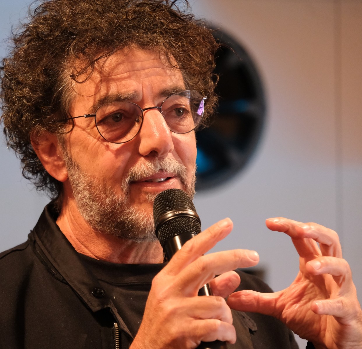 Max Gazzè – L’ornamento delle cose secondarie: un lavoro di recupero, a 432 Hz